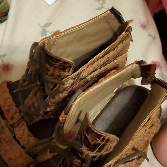 Shos - Picture 3 of 4